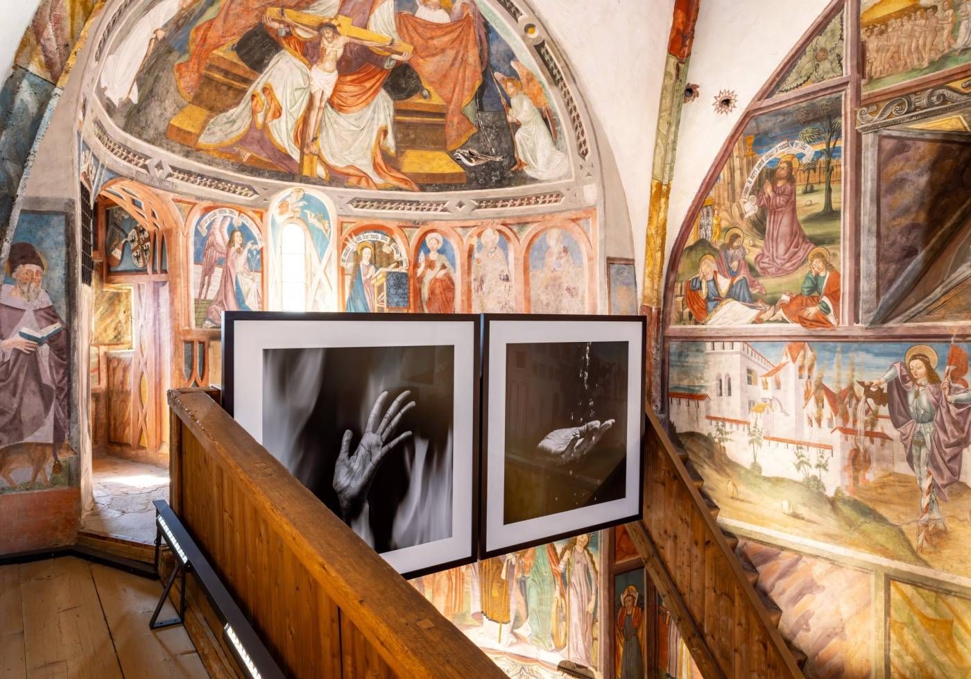 Alt spielt mit Neu, Werke des Fotografen Jean Baptiste Huynh, Ètude de mains (2015-2017) in der Kapelle (c) Wolfgang Retter