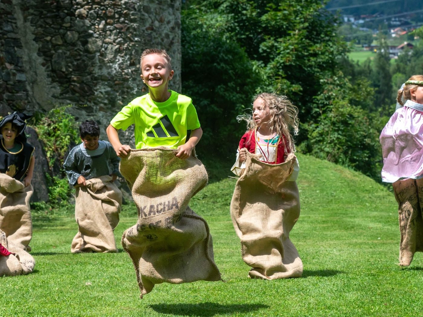 Kinder beim Sackhüpfen(c)2023_Markus Mayr 