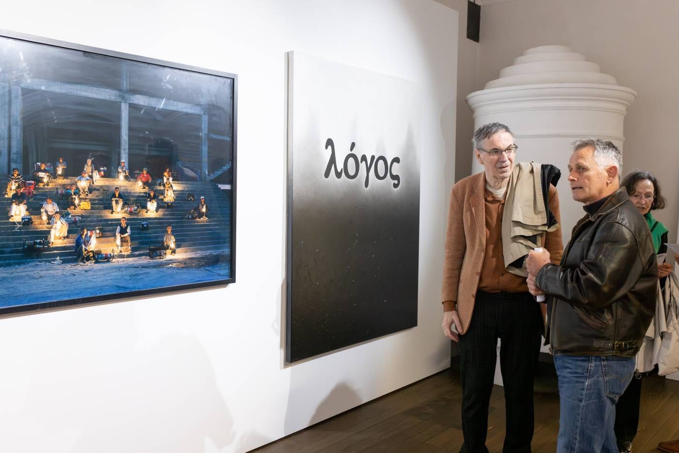 Kurator Hubert Salden mit einem Besucher der Ausstellung Nicäa.Blicke nach innen(c) Brunner Images