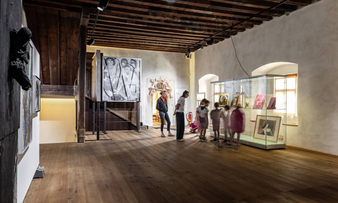 Museumspädagogische Führung durch den Rittersaal des Schlosses (c) Wolfgang Retter