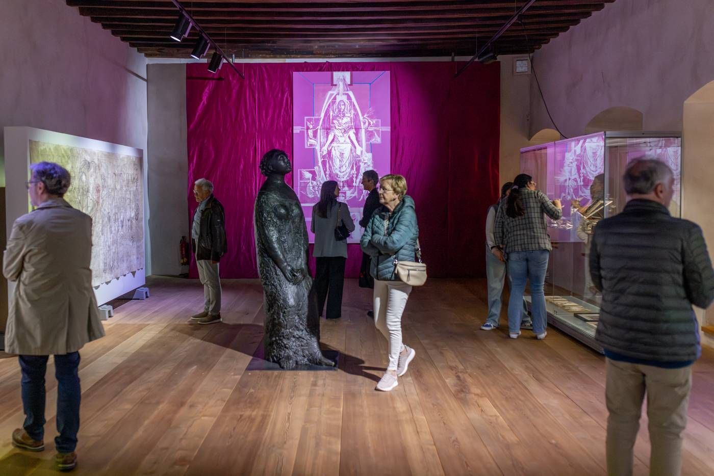 Besucher:innen in der Ausstellung Nicäa.Blicke nach innen (c) Brunner Images
