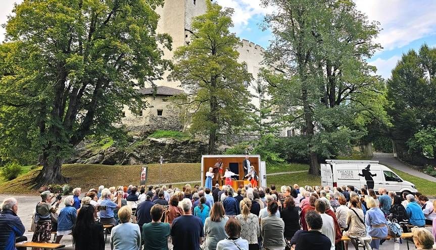 Theaterwagen Porcia Schloss Bruck(c)Funder
