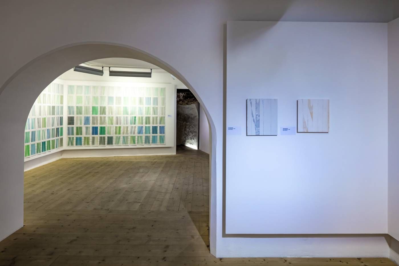 "MEHR ALS NICHTS" 2025 und "EVER TRIED, EVER FAILED" 2006-2007, Fritz Ruprechter; mit Blick in die Ausstellung von Fritz Ruprechter (c) Wolfgang Retter
